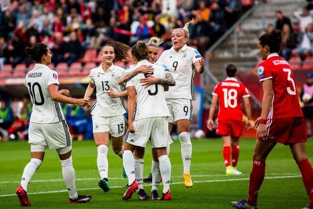 NLD, Tilburg, UEFA Women s Euro 2017, Russland (RUS) vs Deutschland (GER) 25.07.2017, Stadion Galgenwaard, Utrecht, NLD, Tilburg, UEFA Women s Euro 2017, Russland (RUS) vs Deutschland (GER), im Bild picture shows Anja Mittag (Deutschland 11) (Germany 11) jubelt mit Mandy Islacker (Deutschland 9) (Germany 9) und Dzsenifer Marozsan (Deutschland 10) (Germany 10) über das Tor von Babett Peter (Deutschland 5) (Germany 5), nordphotox xRauch nph00251