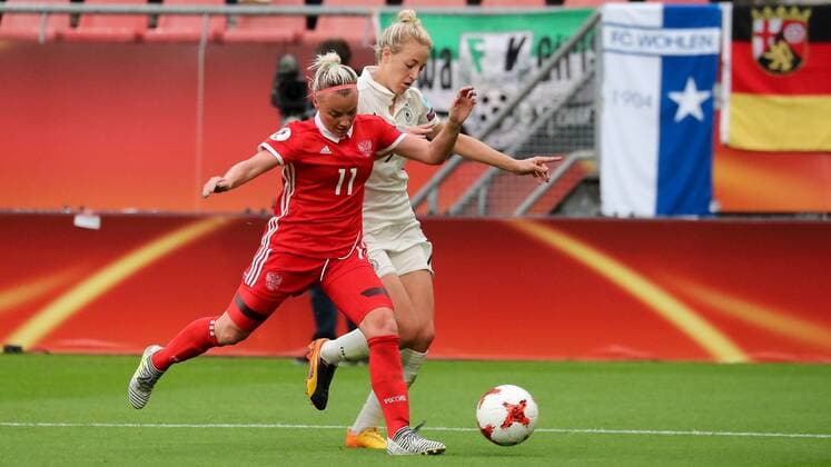 v.li.: Ekatarina Sochneva (Russland, 11), Carolin Simon (DFB-Frauen, 7), Zweikampf, Duell, duel, tackle, tackling, Dynamik, Action, Aktion, Fussball, UEFA Women s EURO 2017, Russland - Deutschland, xozx