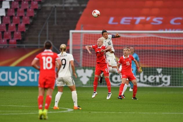 Dzsenifer Marozsan (Deutschland , Germany , DFB-Frauen ) (10) gewinnt Kopfball gegen Anna Cholovyaga (Russland) (9), Fussball, UEFA Women s EURO 2017,Russland - Deutschland, xmkx