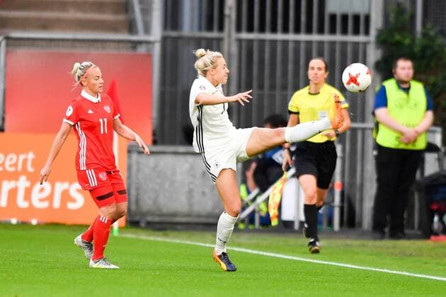 Carolin Simon (Deutschland , Germany , DFB-Frauen )(7) versucht den Ball zu retten, Fussball, UEFA Women s EURO 2017,Russland - Deutschland, xmkx