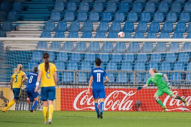 Daniela Sabatino of Italy Women scores (L-R) Linda Sembrant of Sweden women, Melania Gabbiadini of Italy Women , Barbara Bonansea of Italy Women, goalkeeper Hedvig Lindahl of Sweden women during the UEFA WEURO 2017 Group B group stage match between Sweden and Italy at the Vijverberg stadium on July 25, 2017 in Doetinchem, The Netherlands Women: Sweden v Italy UEFA WEURO 2017 2017 2018 xVIxVIxImagesx xGerritxvanxKeulenxIVx 8310259