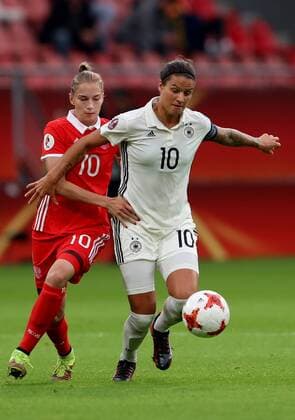 Niederlande, Utrecht, Stadion Galgenwaard, 25.07.2017, Fußball, UEFA WEURO, Russland - Deutschland Bild: v. lk. Nadezda Smirnova (Russia, 10) und Dzsenifer Marozsan (Deutschland, 10) Copyright: HMBxMedia xHeikoxBecker