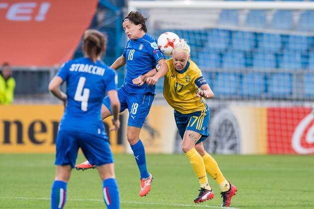 (L-R) Daniela Sabatino of Italy Women, Caroline Seger of Sweden women during the UEFA WEURO 2017 Group B group stage match between Sweden and Italy at the Vijverberg stadium on July 25, 2017 in Doetinchem, The Netherlands Women: Sweden v Italy UEFA WEURO 2017 2017 2018 xVIxVIxImagesx xGerritxvanxKeulenxIVx 8310473