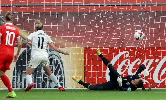 Niederlande, Utrecht, Stadion Galgenwaard, 25.07.2017, Fußball, UEFA WEURO, Russland - Deutschland Bild: Anja Mittag (Deutschland, 11) erzielt in Abseitsposition das 2:0 Copyright: HMBxMedia xHeikoxBecker