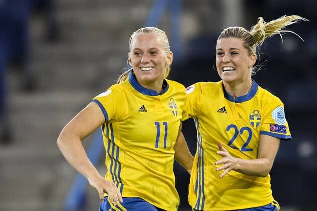 170725 Sveriges Stina Blackstenius och Olivia Schough jublar efter 2-2 i matchen mellan Sverige och Italien under dag 10 av fotbolls-EM den 25 juli 2017 i Doetinchem.  Copyright: CARLxSANDIN BB170725CS063