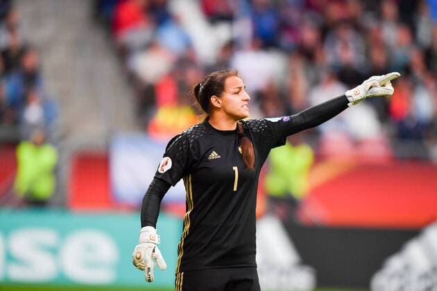 Tatiana Shcerbak (Torwart, Russland, Russia) (1) zeigt nach vorne, Fussball, UEFA Women s EURO 2017,Russland - Deutschland, xmkx