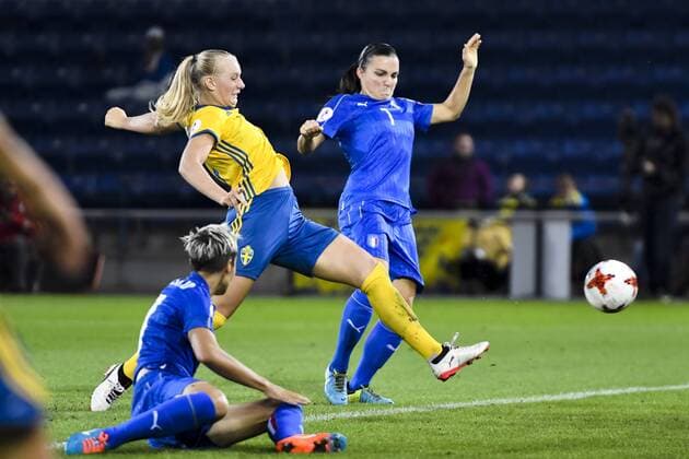 170725 Sveriges Stina Blackstenius kvitterar till 2-2 framför Italiens Alia Guagni matchen mellan Sverige och Italien under dag 10 av fotbolls-EM den 25 juli 2017 i Doetinchem.  Copyright: CARLxSANDIN BB170725CS068