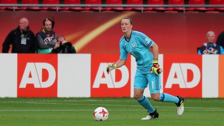 Almuth Schult (Torwart, DFB-Frauen, 1), am Ball, Spielszene, Freisteller, Ganzkörper, Einzelbild, Aktion, Action, Fussball, UEFA Women s EURO 2017, Russland - Deutschland, xozx