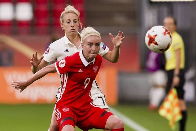 UTRECHT - 25-07-2017, EK Vrouwenvoetbal 2017, Women s Euro 2017, Stadion De Galgenwaard , Groepswedstrijd Rusland - Duitsland , Duitsland speelster Carolin Simon (l) in duel met Rusland speelster Anna Cholovyaga (r) Rusland - Duitsland  x1655348x