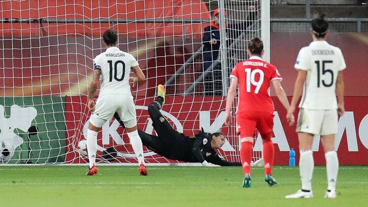 Dzsenifer Marozsan (DFB-Frauen, 10) trifft per Elfmeter, erzielt das Tor zum 0:2, Treffer, Torerfolg, Action, Aktion, Fussball, UEFA Women s EURO 2017, Russland - Deutschland, xozx