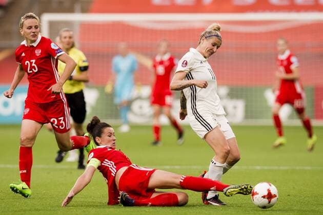 UTRECHT - 25-07-2017, EK Vrouwenvoetbal 2017, Women s Euro 2017, Stadion De Galgenwaard , Groepswedstrijd Rusland - Duitsland , Rusland speelster Anna Kozhnikova (l) Duitsland speelster Anja Mittag (r) Rusland - Duitsland  x1655353x