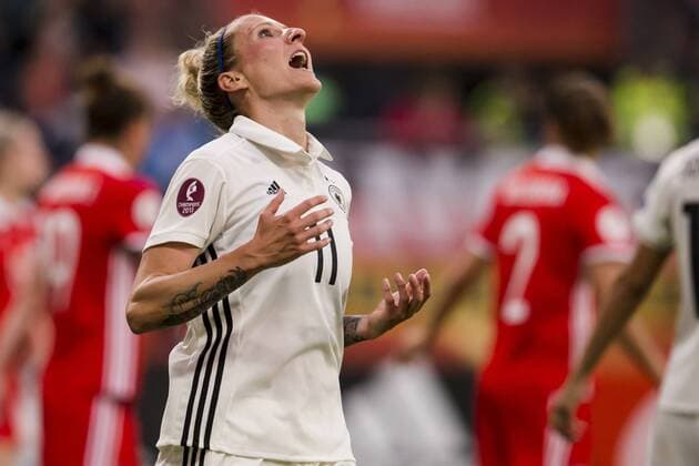 Bilder des Tages - SPORT UTRECHT - 25-07-2017, EK Vrouwenvoetbal 2017, Women s Euro 2017, Stadion De Galgenwaard , Groepswedstrijd Rusland - Duitsland , Duitsland speelster Anja Mittag baalt na gemiste kans Rusland - Duitsland  x1655355x