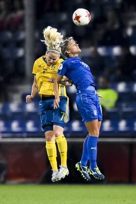 Bilder des Tages - SPORT 170725 Sveriges Lisa Dahlkvist och Italiens Martina Rosucci i matchen mellan Sverige och Italien under dag 10 av fotbolls-EM den 25 juli 2017 i Doetinchem.  Copyright: CARLxSANDIN BB170725CS080