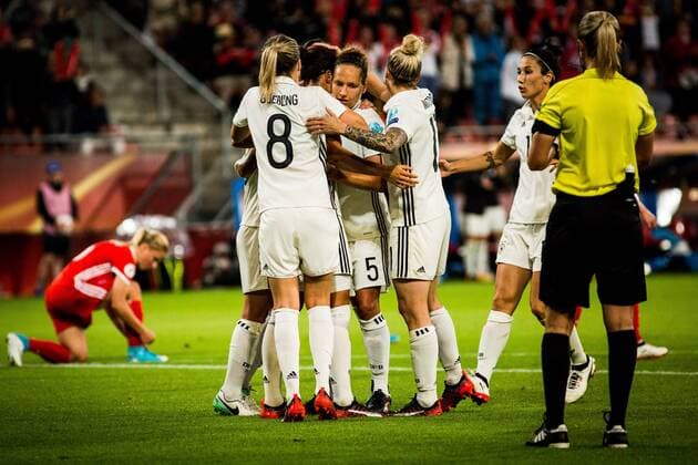 NLD, Tilburg, UEFA Women s Euro 2017, Russland (RUS) vs Deutschland (GER) 25.07.2017, Stadion Galgenwaard, Utrecht, NLD, Tilburg, UEFA Women s Euro 2017, Russland (RUS) vs Deutschland (GER), im Bild picture shows DFB Frauen jubeln ueber Tor zum 2:0 durch Dzsenifer Marozsan (Deutschland 10) (Germany 10), nordphotox xRauch nph00251