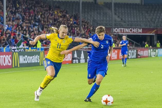 DOETINCHEM - 25-07-2017, EK Vrouwenvoetbal 2017, Women s Euro 2017, Stadion De Vijverberg, Groepswedstrijd Zweden - Italie, Zweden speelster Stina Blackstenius (l) met Italie speelster Elena Linari (r) Zweden - Italie  x1655364x