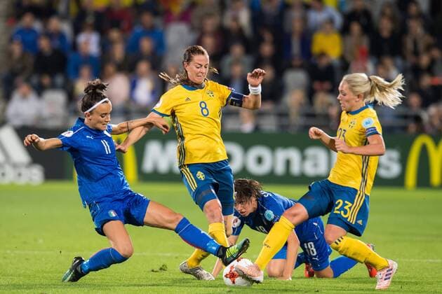 (L-R) Barbara Bonansea of Italy Women, Lotta Schelin of Sweden women, Daniela Sabatino of Italy Women, Elin Rubensson of Sweden women during the UEFA WEURO 2017 Group B group stage match between Sweden and Italy at the Vijverberg stadium on July 25, 2017 in Doetinchem, The Netherlands Women: Sweden v Italy UEFA WEURO 2017 2017 2018 xVIxVIxImagesx xGerritxvanxKeulenxIVx 8310925