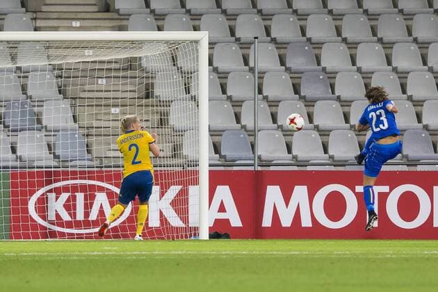 Fußball, Frauen EM, Schweden - Italien DOETINCHEM - 25-07-2017, EK Vrouwenvoetbal 2017, Women s Euro 2017, Stadion De Vijverberg, Groepswedstrijd Zweden - Italie, Italie speelster Cristiana Girelli (r) scoort de 2-3, Zweden speelster Jonna Andersson (l) is te laat Zweden - Italie  x1655366x