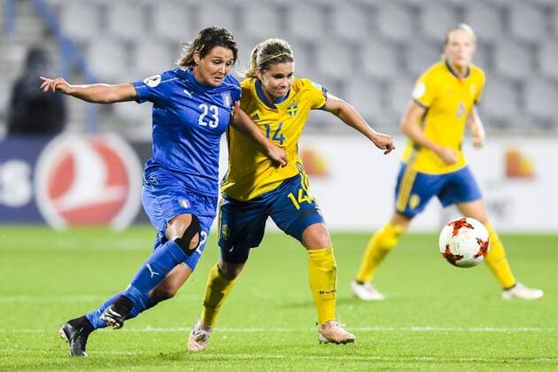 Fußball, Frauen EM, Schweden - Italien 170725 Italiens Cristiana Girelli och Sveriges Hanna Folkesson i matchen mellan Sverige och Italien under dag 10 av fotbolls-EM den 25 juli 2017 i Doetinchem.  Copyright: CARLxSANDIN BB170725CS093