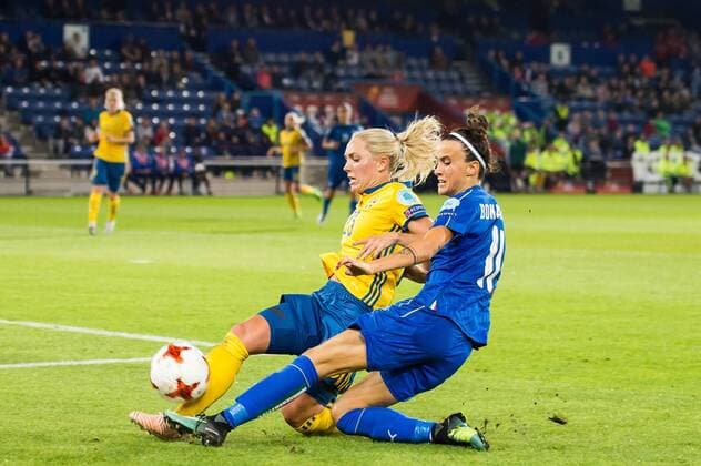 Fußball, Frauen EM, Schweden - Italien (L-R) Elin Rubensson of Sweden women, Barbara Bonansea of Italy Women during the UEFA WEURO 2017 Group B group stage match between Sweden and Italy at the Vijverberg stadium on July 25, 2017 in Doetinchem, The Netherlands Women: Sweden v Italy UEFA WEURO 2017 2017 2018 xVIxVIxImagesx xGerritxvanxKeulenxIVx 8311073