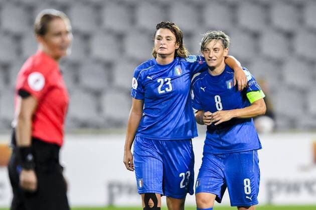 Fußball, Frauen EM, Schweden - Italien 170725 Italiens Cristiana Girelli och Melania Gabbiadini efter matchen mellan Sverige och Italien under dag 10 av fotbolls-EM den 25 juli 2017 i Doetinchem.  Copyright: CARLxSANDIN BB170725CS094