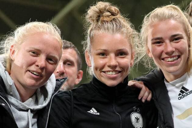 Die drei Dallmann Schwestern unter sich v.li.: Jule Dallmann (Borussia Mönchengladbach), Linda Dallmann (DFB-Frauen, 16, SGS Essen) Pauline Dallmann (beide Borussia Mönchengladbach), Freude, freundlich, fröhlich, strahlend, optimistisch, Fussball, UEFA Women s EURO 2017, Russland - Deutschland, xozx