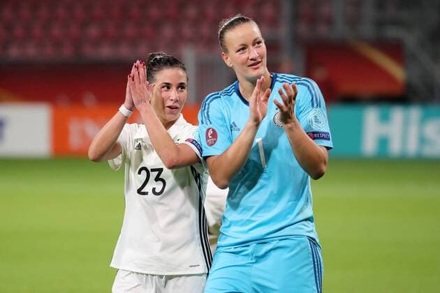 v.li.: Hasret Kayikci (DFB-Frauen, 23), Almuth Schult (Torwart, DFB-Frauen, 1), Jubeln mit den Fans, Jubel nach dem Schlusspfiff, Sieg, Sieger, Gewinner, jubelt, jubeln, Freude, optimistisch, Action, Aktion, Gruppensieger, Fussball, UEFA Women s EURO 2017, Russland - Deutschland, xozx