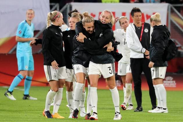 vorne v.li.: Josephine Henning (Josi Henning, DFB-Frauen, 2), Kathrin Julia Hendrich (Kathy Hendrich, DFB-Frauen, 3), Jubel nach dem Schlusspfiff, Sieg, Sieger, Gewinner, jubelt, jubeln, Freude, optimistisch, Action, Aktion, Gruppensieger, Fussball, UEFA Women s EURO 2017, Russland - Deutschland, xozx