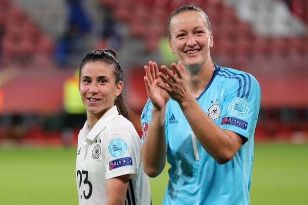 v.li.: Hasret Kayikci (DFB-Frauen, 23), Almuth Schult (Torwart, DFB-Frauen, 1), Jubel nach dem Schlusspfiff, Sieg, Sieger, Gewinner, jubelt, jubeln, Freude, optimistisch, Action, Aktion, Fussball, UEFA Women s EURO 2017, Russland - Deutschland, xozx