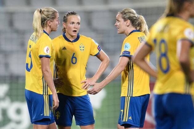 Fußball, Frauen EM, Schweden - Italien 170725 Sveriges Linda Sembrant, Magdalena Eriksson och Lisa Dahlkvist pratar i matchen mellan Sverige och Italien under dag 10 av fotbolls-EM den 25 juli 2017 i Doetinchem.  Copyright: CARLxSANDIN BB170725CS119