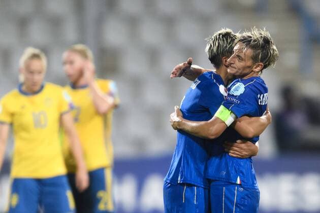 Bilder des Tages - SPORT Fußball, Frauen EM, Schweden - Italien 170725 Italiens Melania Gabbiadini kramas om av en lagkamrat efter matchen mellan Sverige och Italien under dag 10 av fotbolls-EM den 25 juli 2017 i Doetinchem.  Copyright: CARLxSANDIN BB170725CS134