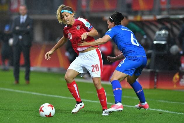 SOCCER - UEFA EURO EM Europameisterschaft Fussball 2017, ISL vs AUT ROTTERDAM,NETHERLANDS,26.JUL.17 - WOMEN SOCCER - UEFA Women s European Championship EM Europameisterschaft 2017, Group C, Iceland vs Austria. Image shows Lisa Makas (AUT) and Holmfridur Magnusdottir (ISL). GEPAxpictures xFlorianxErtl