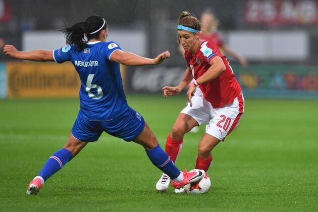 SOCCER - UEFA EURO EM Europameisterschaft Fussball 2017, ISL vs AUT ROTTERDAM,NETHERLANDS,26.JUL.17 - WOMEN SOCCER - UEFA Women s European Championship EM Europameisterschaft 2017, Group C, Iceland vs Austria. Image shows Holmfridur Magnusdottir (ISL) and Lisa Makas (AUT). GEPAxpictures xFlorianxErtl