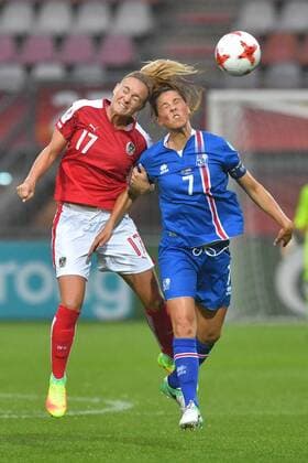 Bilder des Tages - SPORT SOCCER - UEFA EURO EM Europameisterschaft Fussball 2017, ISL vs AUT ROTTERDAM,NETHERLANDS,26.JUL.17 - WOMEN SOCCER - UEFA Women s European Championship EM Europameisterschaft 2017, Group C, Iceland vs Austria. Image shows Sarah Puntigam (AUT) and Sara Bjork Gunnarsdottir (ISL). GEPAxpictures xFlorianxErtl