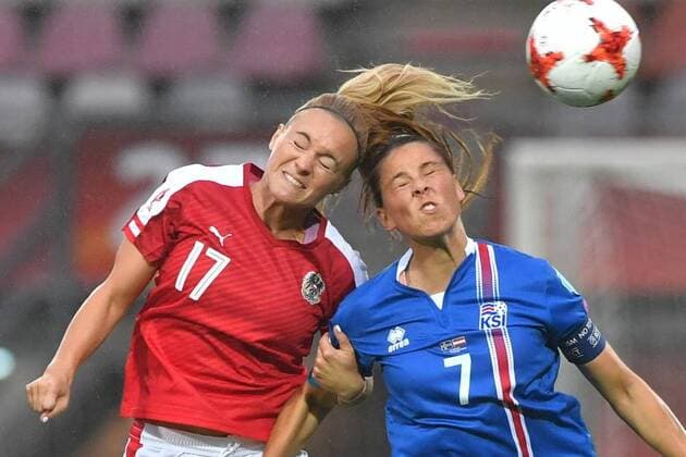 SOCCER - UEFA EURO EM Europameisterschaft Fussball 2017, ISL vs AUT ROTTERDAM,NETHERLANDS,26.JUL.17 - WOMEN SOCCER - UEFA Women s European Championship EM Europameisterschaft 2017, Group C, Iceland vs Austria. Image shows Sarah Puntigam (AUT) and Sara Bjork Gunnarsdottir (ISL). GEPAxpictures xFlorianxErtl