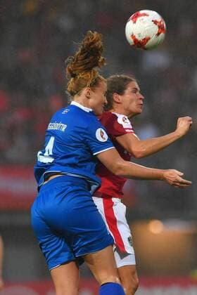 SOCCER - UEFA EURO EM Europameisterschaft Fussball 2017, ISL vs AUT ROTTERDAM,NETHERLANDS,26.JUL.17 - WOMEN SOCCER - UEFA Women s European Championship EM Europameisterschaft 2017, Group C, Iceland vs Austria. Image shows Glodis Viggosdottir (ISL) and Nina Burger (AUT). GEPAxpictures xFlorianxErtl