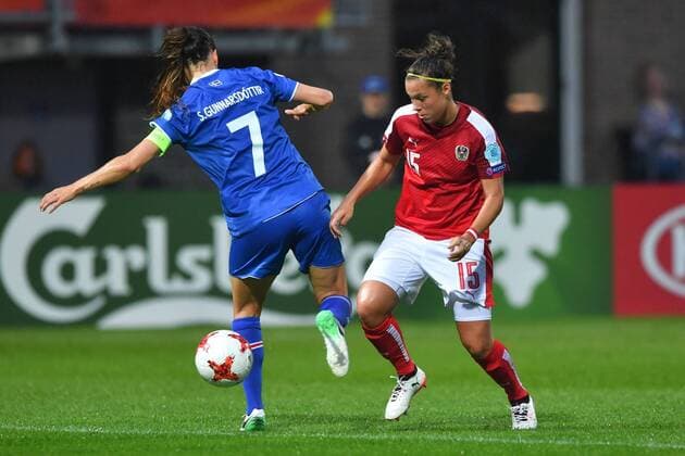 SOCCER - UEFA EURO EM Europameisterschaft Fussball 2017, ISL vs AUT ROTTERDAM,NETHERLANDS,26.JUL.17 - WOMEN SOCCER - UEFA Women s European Championship EM Europameisterschaft 2017, Group C, Iceland vs Austria. Image shows Sara Bjork Gunnarsdottir (ISL) and Nicole Billa (AUT). GEPAxpictures xFlorianxErtl