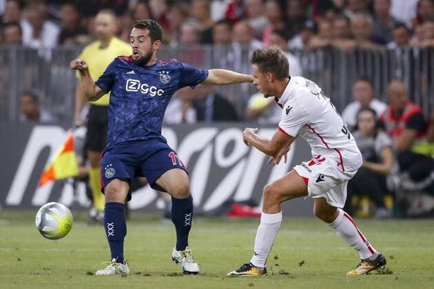 NICE, 26-07-2017, Stadion Allianz Riviera , seizoen 2017 2018 , play off wedstrijd voor de Champions League OGC Nice - Ajax . Ajax speler Amin Younes (l) Nice speler Arnaud Souquet (r) Nice - Ajax  x1656143x