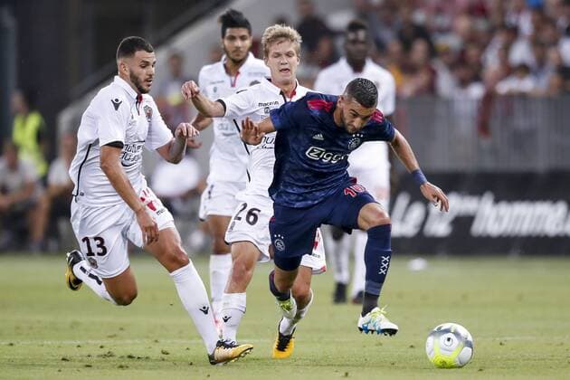NICE, 26-07-2017, Stadion Allianz Riviera , seizoen 2017 2018 , play off wedstrijd voor de Champions League OGC Nice - Ajax . Nice speler Valentin Eysseric (l) Nice speler Vincent Koziello (m) in duel met Ajax speler Hakim Ziyech (r) Nice - Ajax  x1656155x