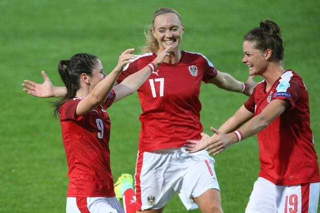 Sarah Zadrazil of Austria women, Sarah Puntigam of Austria women, Verena Aschauer of Austria women during the UEFA WEURO 2017 Group C group stage match between Iceland and Austria at the Sparta stadium Het Kasteel on July 26, 2017 in Rotterdam, The Netherlands Women: Iceland v Austria UEFA WEURO 2017 2017 2018 xVIxVIxImagesx xTomxBodexMultimediaxIVx 8317128