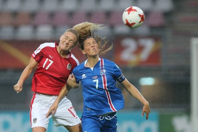 Sarah Puntigam of Austria women, Sara Bjork Gunnarsdottir of Iceland women during the UEFA WEURO 2017 Group C group stage match between Iceland and Austria at the Sparta stadium Het Kasteel on July 26, 2017 in Rotterdam, The Netherlands Women: Iceland v Austria UEFA WEURO 2017 2017 2018 xVIxVIxImagesx xTomxBodexMultimediaxIVx 8317252