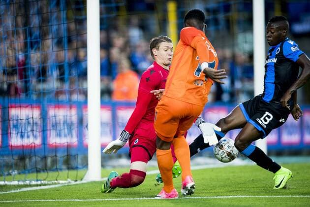 Club s goalkeeper Ethan Horvath, Basaksehir s Eljero Elia and Club s Helibelton Palacios fight for the ball during a soccer game between Belgian team Club Brugge KSV and Turkish club Istanbul Basaksehir F.K., the first leg of the third qualifying round for the UEFA Champions League competition, Wednesday 26 July 2017 in Brugge. JASPERxJACOBS  x05139357x