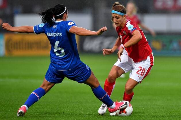 SOCCER - UEFA EURO EM Europameisterschaft Fussball 2017, ISL vs AUT ROTTERDAM,NETHERLANDS,26.JUL.17 - WOMEN SOCCER - UEFA Women s European Championship EM Europameisterschaft 2017, Group C, Iceland vs Austria. Image shows Holmfridur Magnusdottir (ISL) and Lisa Makas (AUT). GEPAxpictures xFlorianxErtl