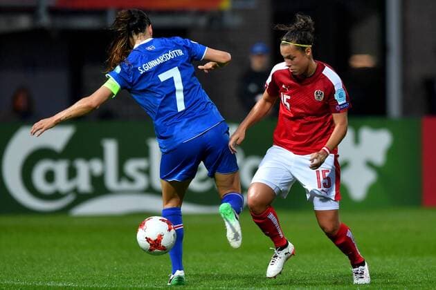 SOCCER - UEFA EURO EM Europameisterschaft Fussball 2017, ISL vs AUT ROTTERDAM,NETHERLANDS,26.JUL.17 - WOMEN SOCCER - UEFA Women s European Championship EM Europameisterschaft 2017, Group C, Iceland vs Austria. Image shows Sara Bjork Gunnarsdottir (ISL) and Nicole Billa (AUT). GEPAxpictures xFlorianxErtl