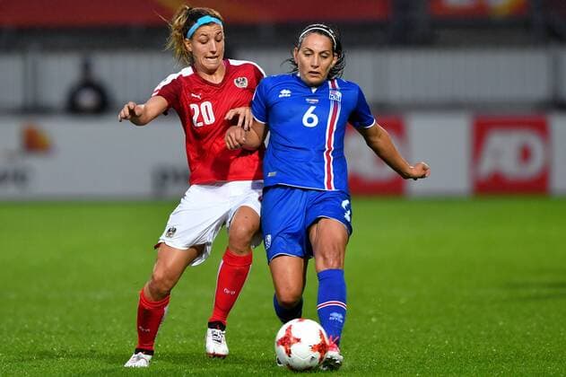 SOCCER - UEFA EURO EM Europameisterschaft Fussball 2017, ISL vs AUT ROTTERDAM,NETHERLANDS,26.JUL.17 - WOMEN SOCCER - UEFA Women s European Championship EM Europameisterschaft 2017, Group C, Iceland vs Austria. Image shows Lisa Makas (AUT) and Holmfridur Magnusdottir (ISL). GEPAxpictures xFlorianxErtl