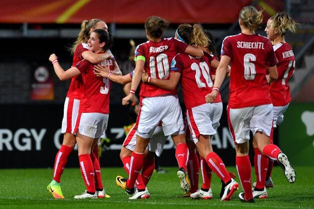 SOCCER - UEFA EURO EM Europameisterschaft Fussball 2017, ISL vs AUT ROTTERDAM,NETHERLANDS,26.JUL.17 - WOMEN SOCCER - UEFA Women s European Championship EM Europameisterschaft 2017, Group C, Iceland vs Austria. Image shows the rejoicing of AUT with Sarah Zadrazil and Nina Burger (AUT). GEPAxpictures xFlorianxErtl