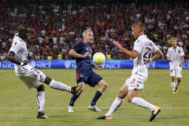 NICE, 26-07-2017, Stadion Allianz Riviera , seizoen 2017 2018 , play off wedstrijd voor de Champions League OGC Nice - Ajax . Nice speler Malang Sarr (l) Ajax speler Donny van de Beek (m) Nice speler Maxime Le Marchand (r) Nice - Ajax  x1656193x