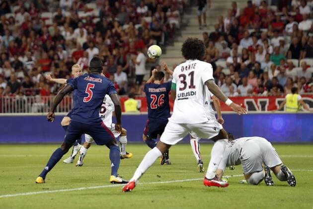 (L-R) Donny van de Beek of Ajax, Donny van de Beek of Ajax, Vincent Koziello of OCG Nice, Nick Viergever of Ajax, Dante of OCG Nice, goalkeeper Yoan Cardinale of OCG Nice 1-1 during the UEFA Champions League third round qualifying first leg match between OGC Nice and Ajax Amsterdam on July 26, 2017 at the Allianz Riviera in Nice, France OGC Nice v Ajax UEFA Champions League 2017 2018 xVIxVIxImagesx xMauricexvanxSteenxIVx 8317458