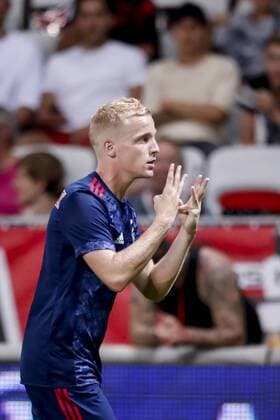 NICE, 26-07-2017, Stadion Allianz Riviera , seizoen 2017 2018 , play off wedstrijd voor de Champions League OGC Nice - Ajax . Ajax speler Donny van de Beek viert zijn doelpunt met het gebaar 34 voor zijn vriend Abdelhak Nouri dat is zijn rugnummer Nice - Ajax  x1656220x