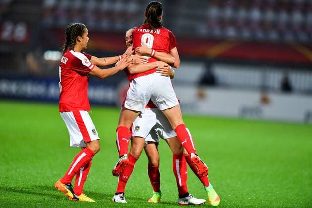 Jubel, Freuen, celebrate, happy, cheer , Goal Celebration Österreich 0:1, Torschützin Sarah Zadrazil (Österreich) (9) wird in Arm genommen, Fussball, UEFA Women s EURO 2017, Island - Österreich, xmkx