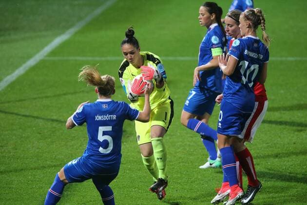 Gunnhildur Jonsdottir of Iceland women, goalkeeper Manuela Zinsberger of Austria women, Sara Bjork Gunnarsdottir of Iceland women, Berglind Thorvaldsdottir of Iceland women during the UEFA WEURO 2017 Group C group stage match between Iceland and Austria at the Sparta stadium Het Kasteel on July 26, 2017 in Rotterdam, The Netherlands Women: Iceland v Austria UEFA WEURO 2017 2017 2018 xVIxVIxImagesx xTomxBodexMultimediaxIVx 8317539